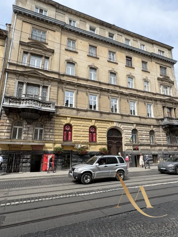 Sale of a three-room apartment in the city center with a view of Vy