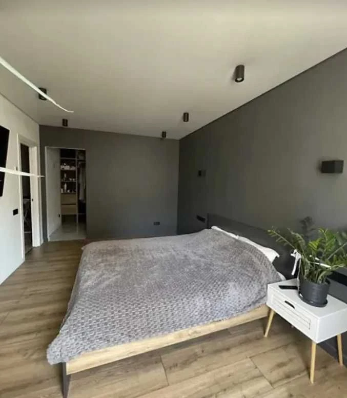 2-комнатная квартира 67 м² с ремонтом, газовым отоплением и