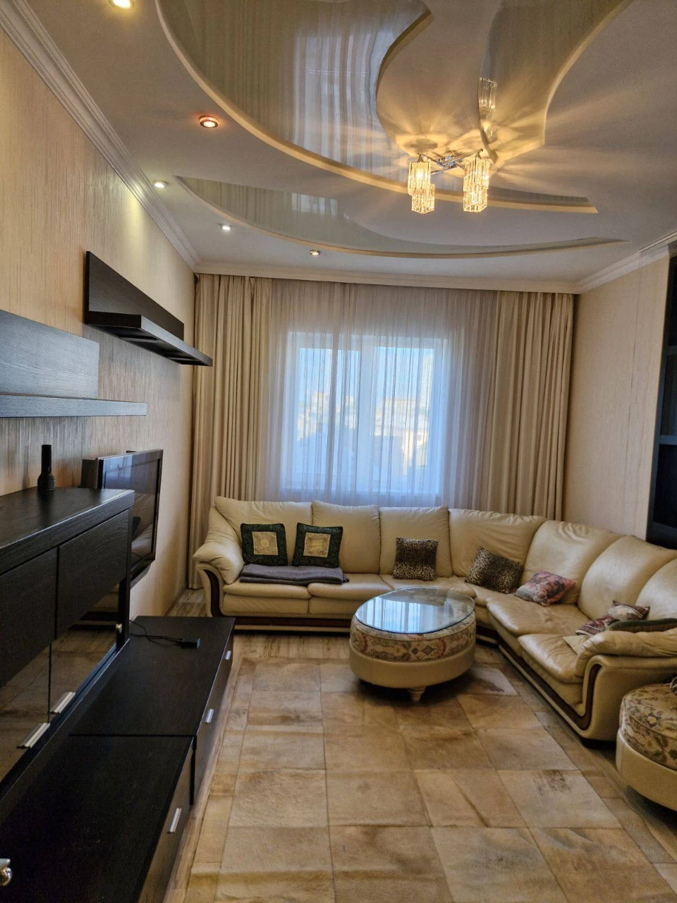 Sale of a large modern apartment in a business class building