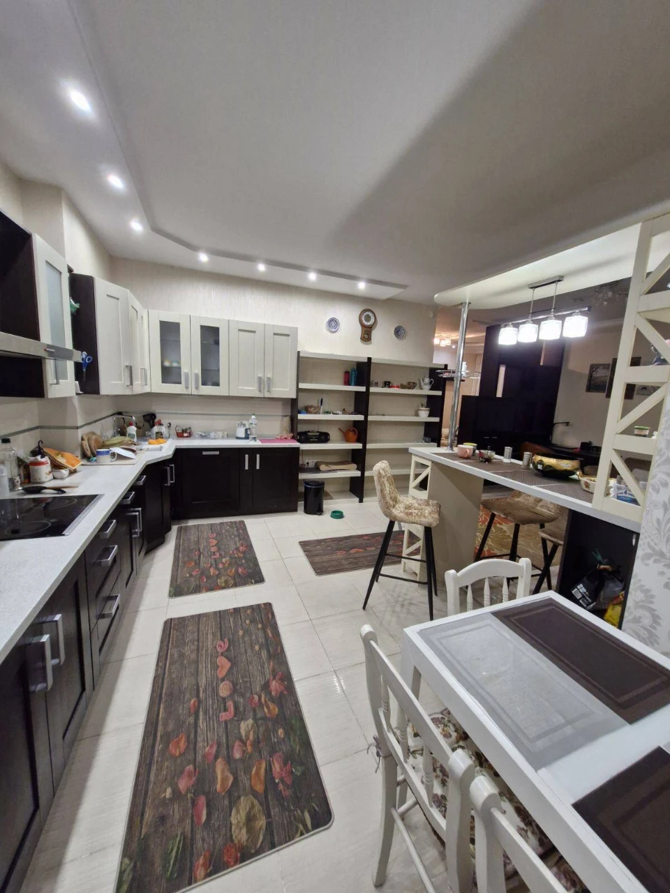 Sale of a large modern apartment in a business class building
