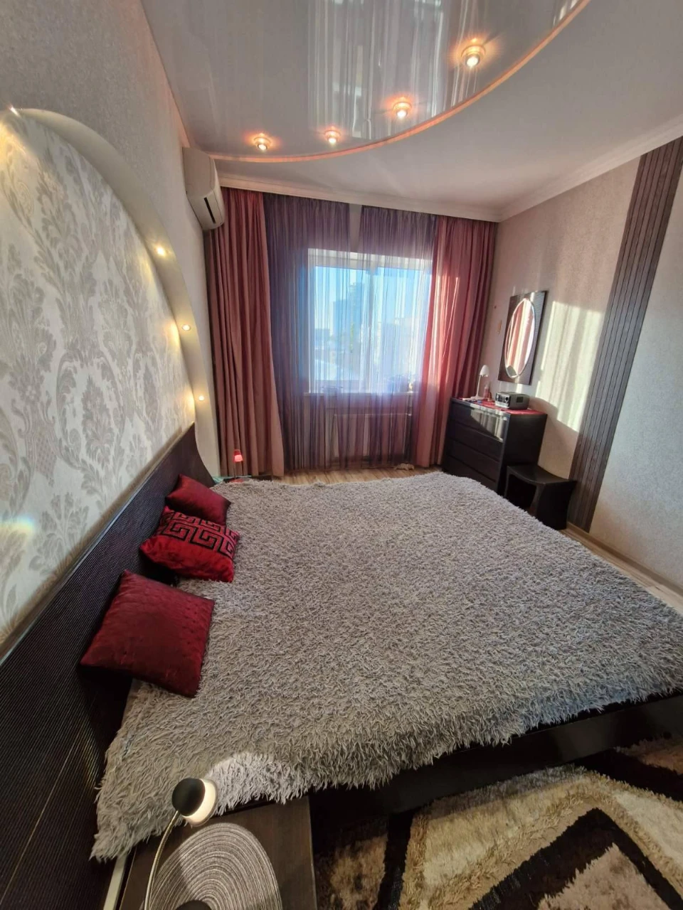 Sale of a large modern apartment in a business class building