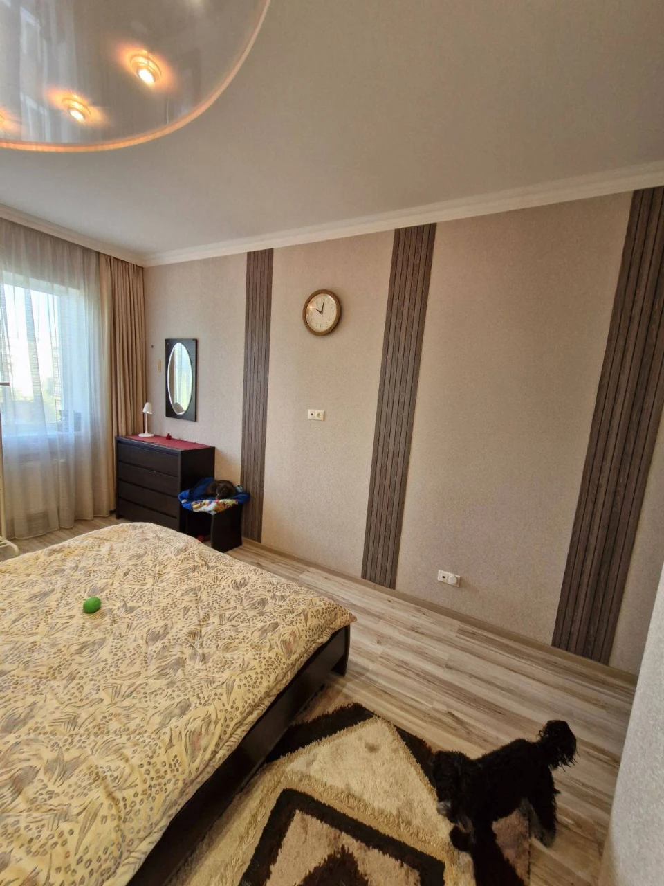 Sale of a large modern apartment in a business class building