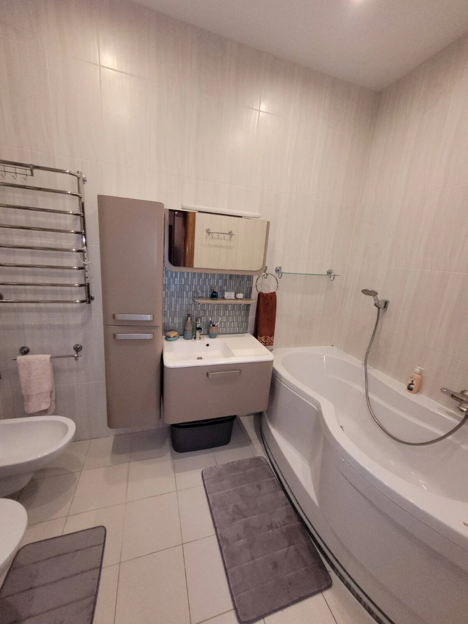 Sale of a large modern apartment in a business class building