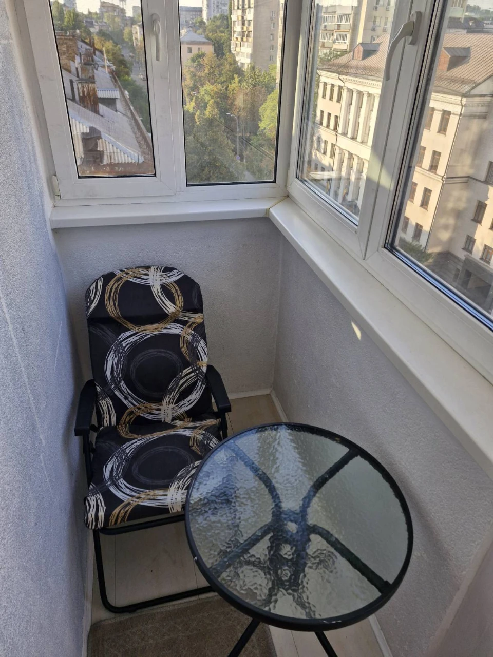 Sale of a large modern apartment in a business class building