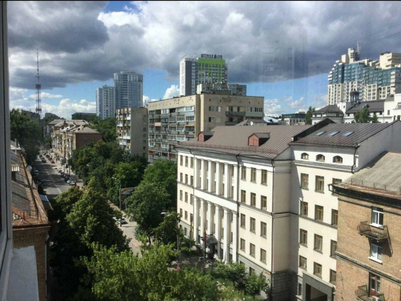 Продаж великої сучасної квартири в будинку бізнес класу