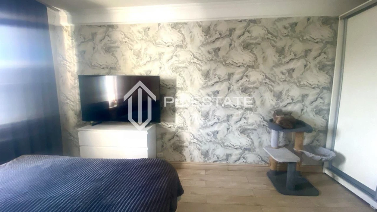 Bright 2-room apartment with a large balcony near the metro Cherni