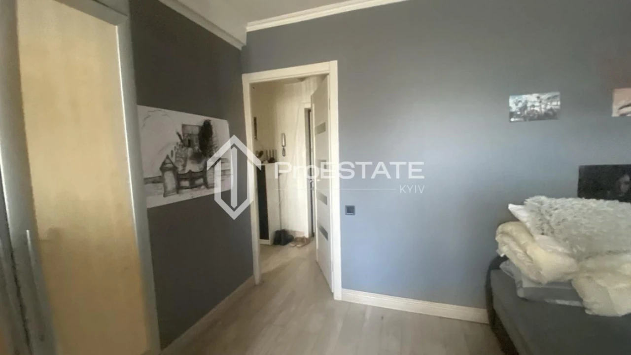 Bright 2-room apartment with a large balcony near the metro Cherni