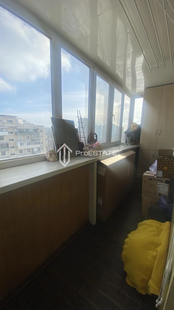 Bright 2-room apartment with a large balcony near the metro Cherni
