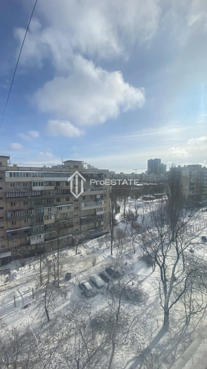Bright 2-room apartment with a large balcony near the metro Cherni