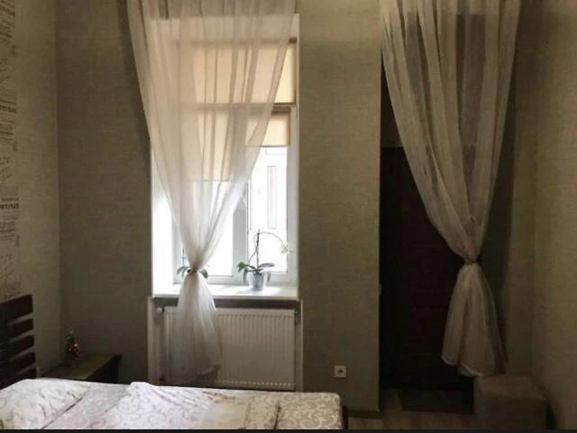 Продаж 3 кімн квартира 100 м² 1/3 вул. Степана Бандери 220000