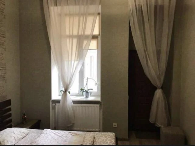 Продаж 3 кімн квартира 100 м² 1/3 вул. Степана Бандери 220000