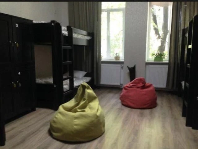 Продаж 3 кімн квартира 100 м² 1/3 вул. Степана Бандери 220000