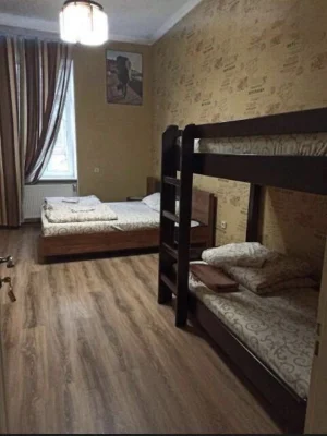 Продаж 3 кімн квартира 100 м² 1/3 вул. Степана Бандери 220000