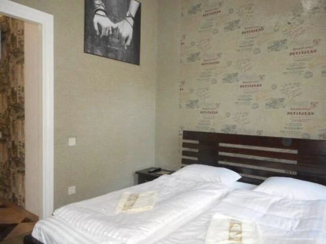 Продаж 3 кімн квартира 100 м² 1/3 вул. Степана Бандери 220000