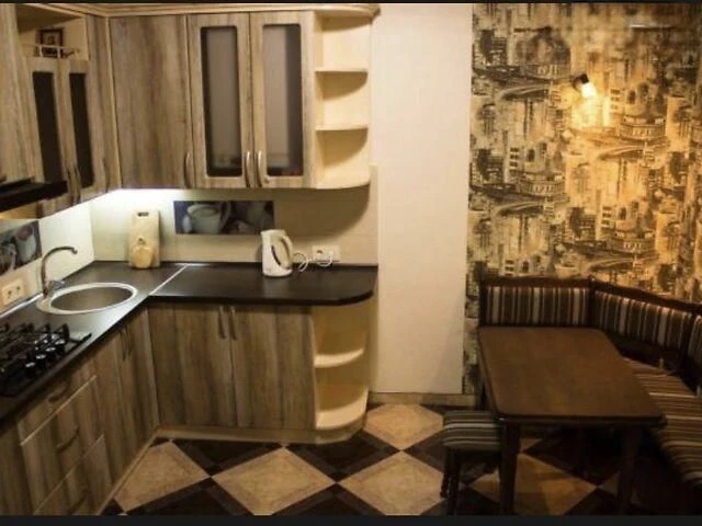 Продаж 3 кімн квартира 100 м² 1/3 вул. Степана Бандери 220000