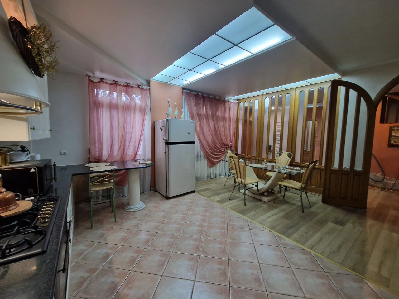 Продаю двурівннву квартиру 2 гаража