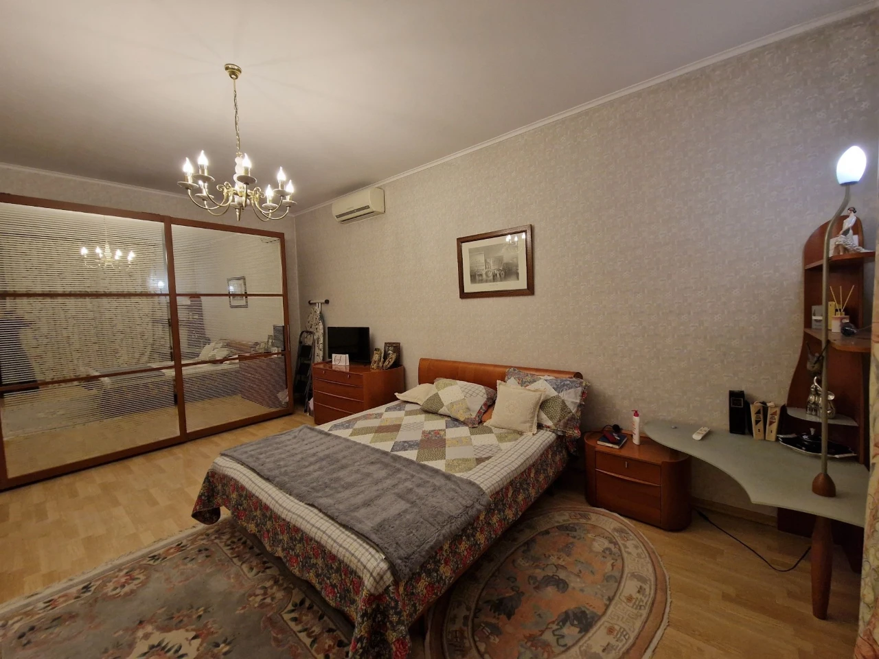 Продаю двурівннву квартиру 2 гаража