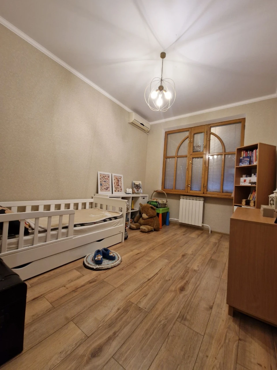 Продаю двурівннву квартиру 2 гаража
