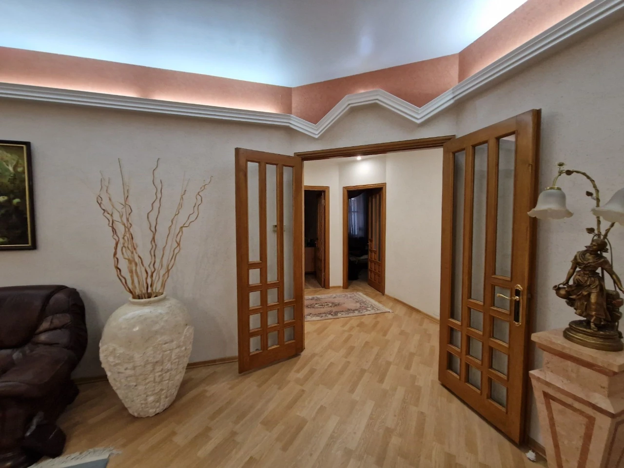 Продаю двурівннву квартиру 2 гаража