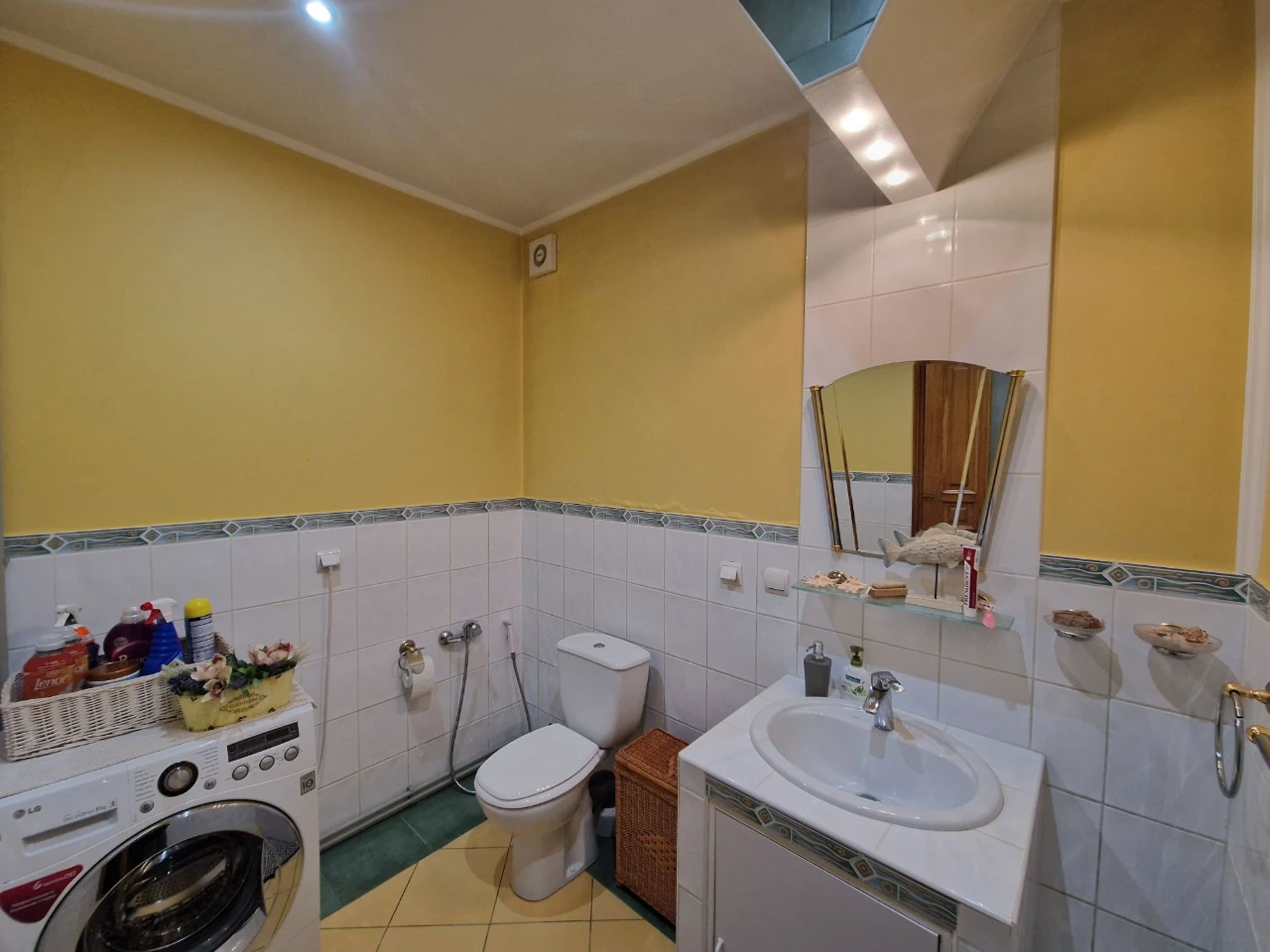 Продаю двурівннву квартиру 2 гаража