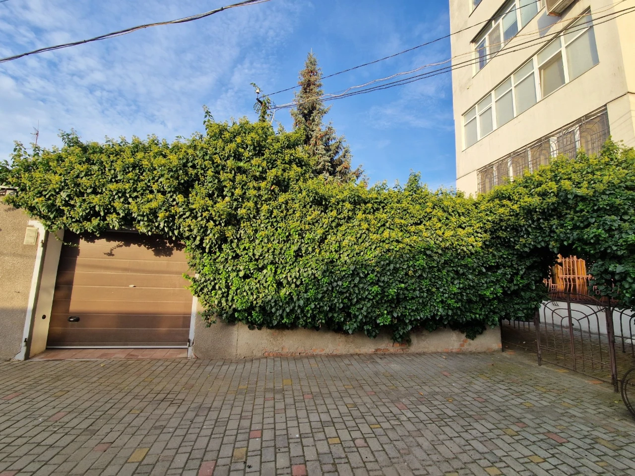 Продаю двурівннву квартиру 2 гаража