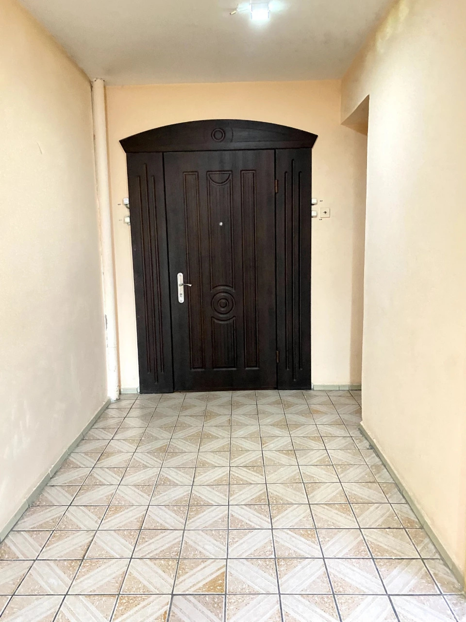 Rent a very warm apartment in a brick building with a courtyard!