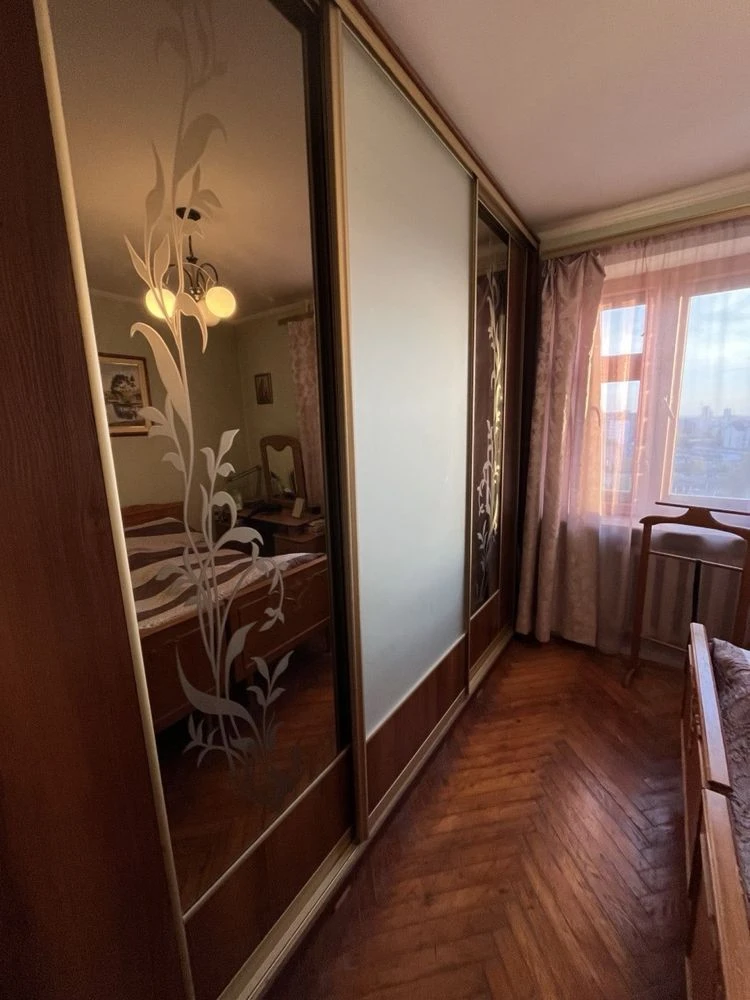 Sale of a 2-room apartment near the Pogulanka park on George Washington Street