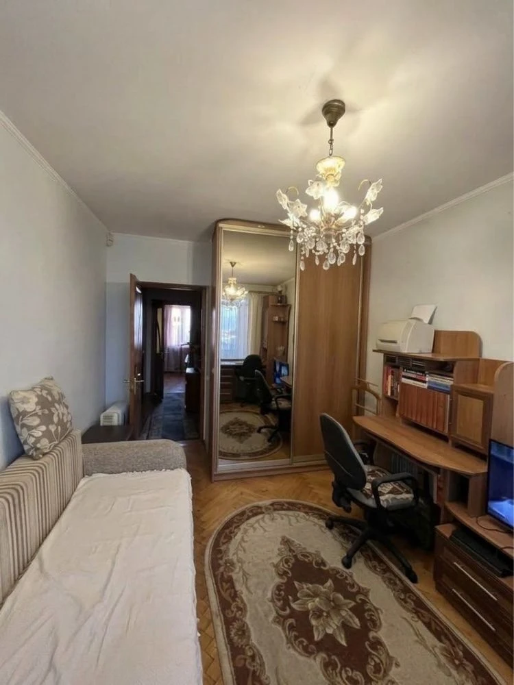 Sale of a 2-room apartment near the Pogulanka park on George Washington Street