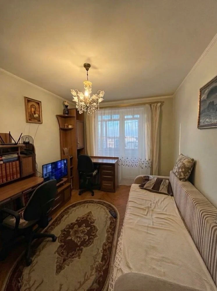 Sale of a 2-room apartment near the Pogulanka park on George Washington Street