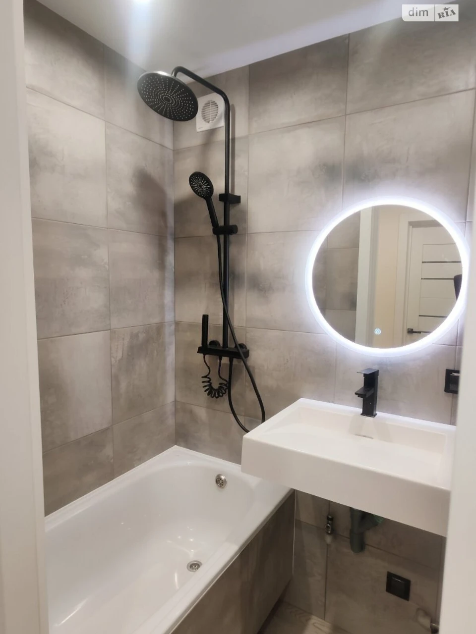 Киев: One-Bedroom Apartment for Sale