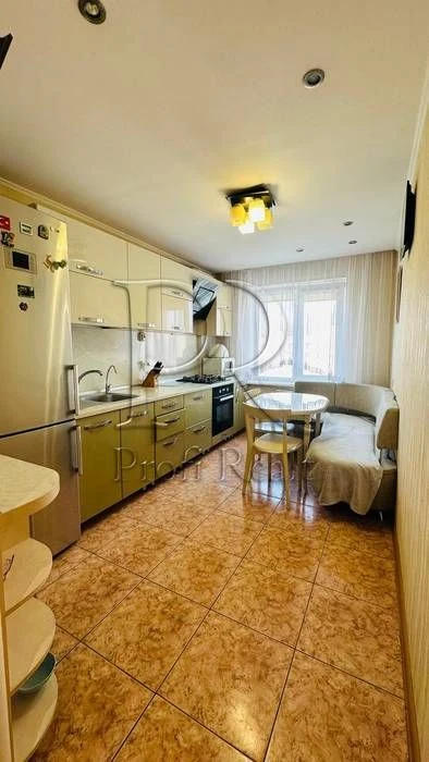 3-room apartment for sale at 51 Kharkivske Shosse/Nova D