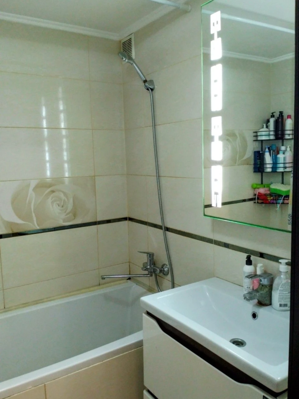 4к.кв.,ул. Иг.Бедзая,новый дом 2002г-75000$