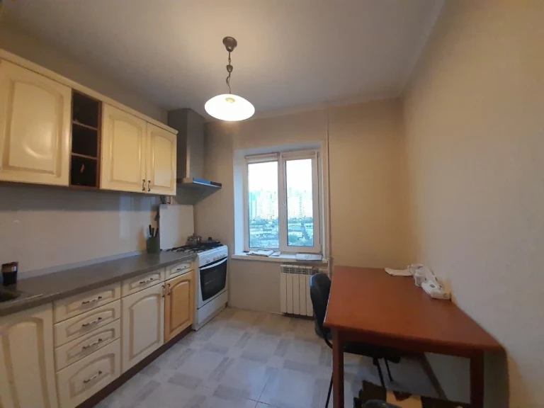Selling a cozy 2-bedroom apartment near Mark Twain Park!