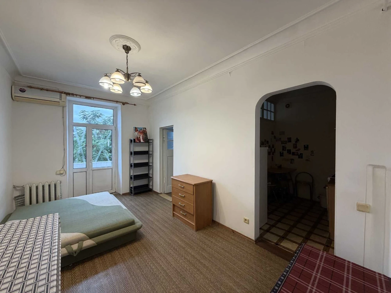 Apartment in a well-maintained, classic building. Utesova/Market Street.