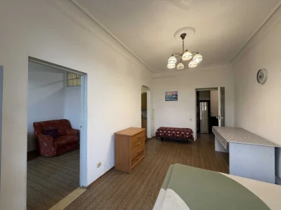 Apartment in a well-maintained, classic building. Utesova/Market Street.