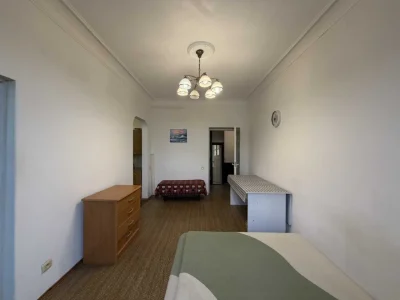 Apartment in a well-maintained, classic building. Utesova/Market Street.