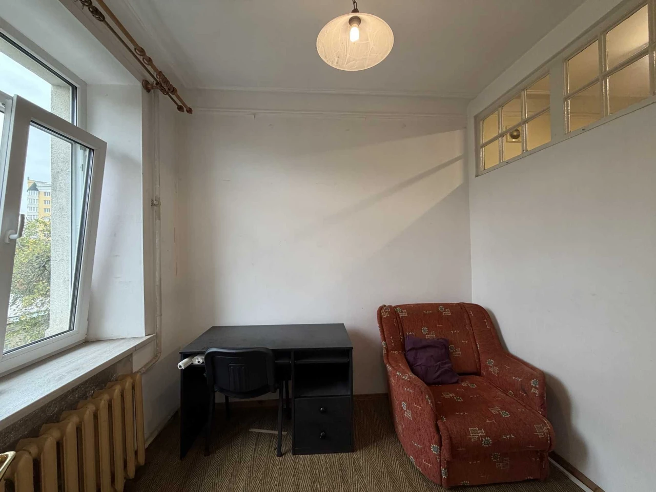 Apartment in a well-maintained, classic building. Utesova/Market Street.