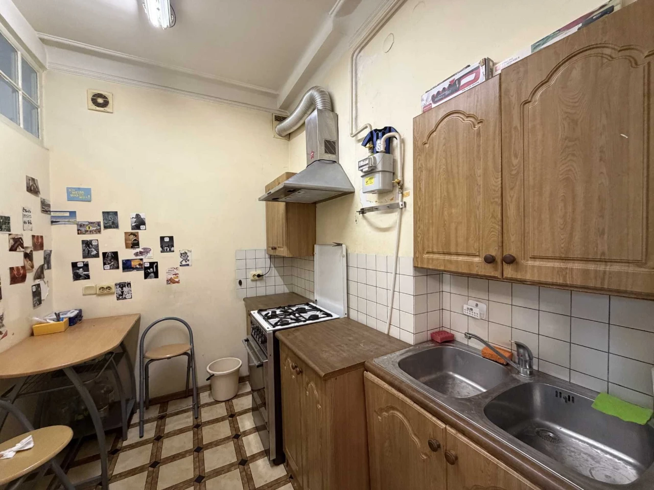 Apartment in a well-maintained, classic building. Utesova/Market Street.