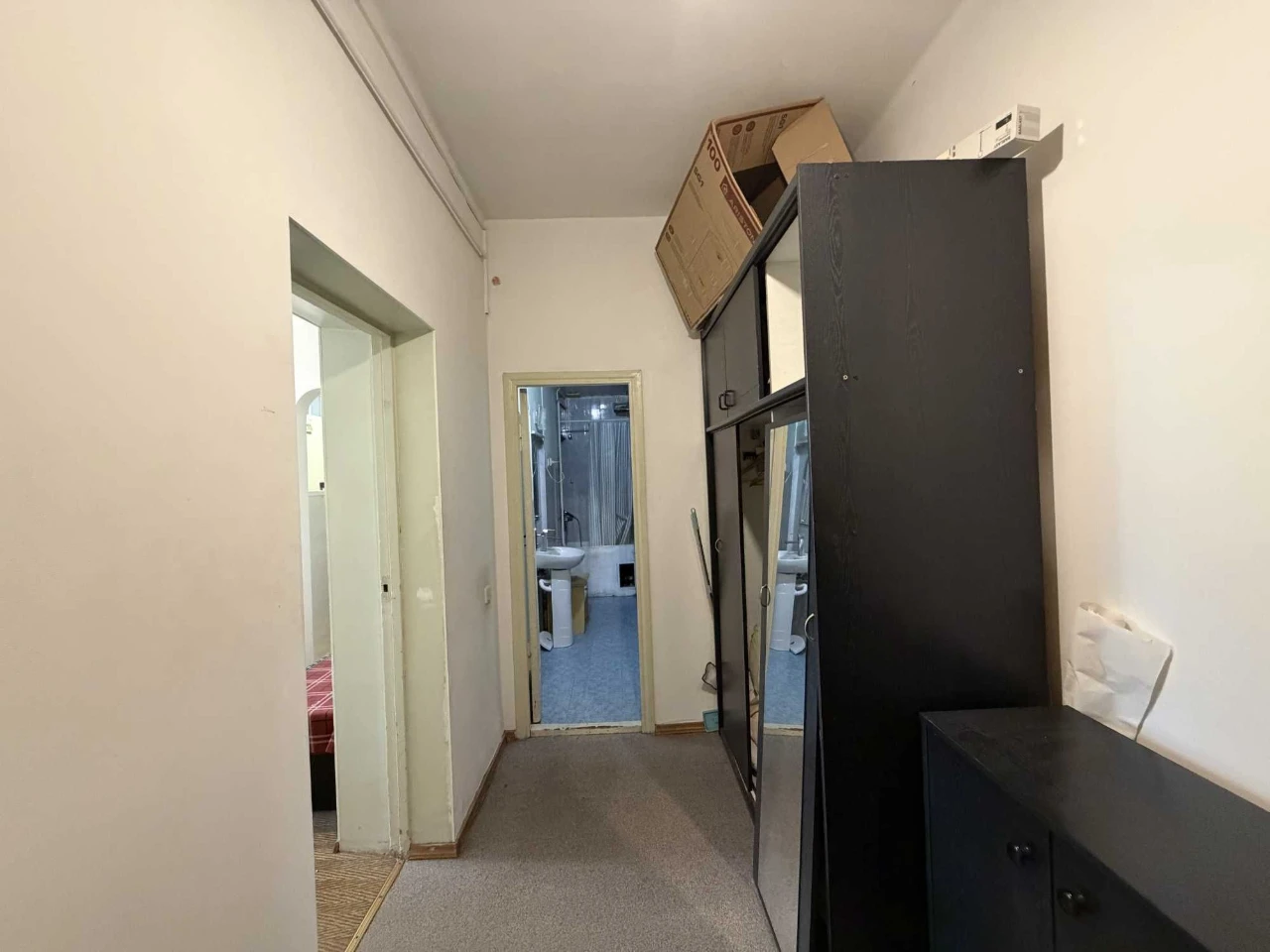 Apartment in a well-maintained, classic building. Utesova/Market Street.