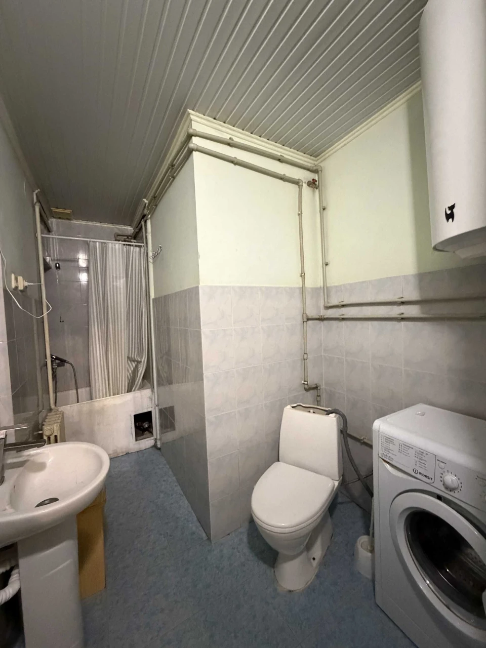 Apartment in a well-maintained, classic building. Utesova/Market Street.