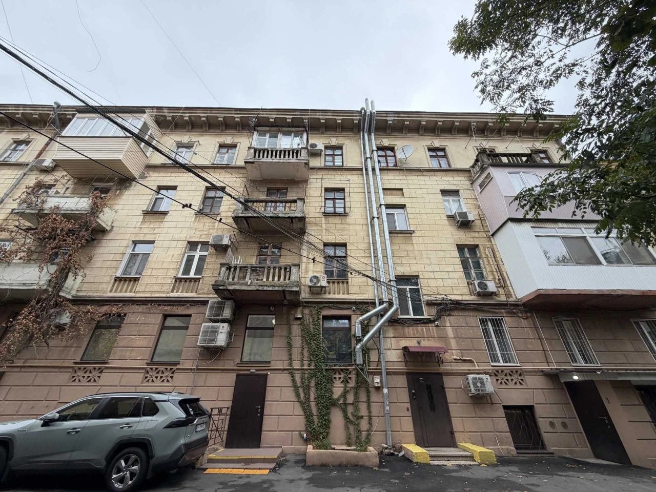 Apartment in a well-maintained, classic building. Utesova/Market Street.