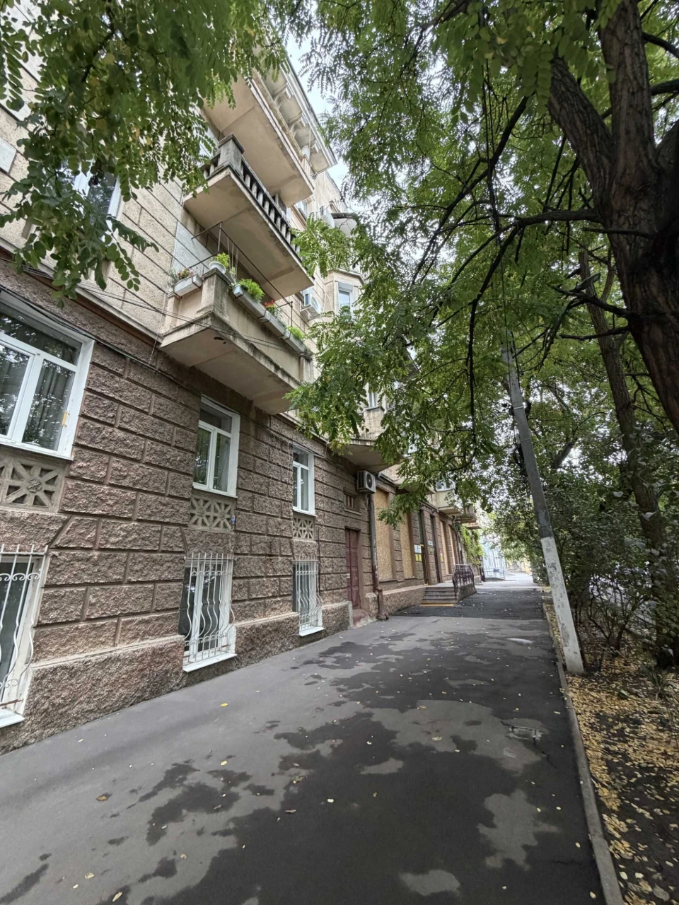 Apartment in a well-maintained, classic building. Utesova/Market Street.