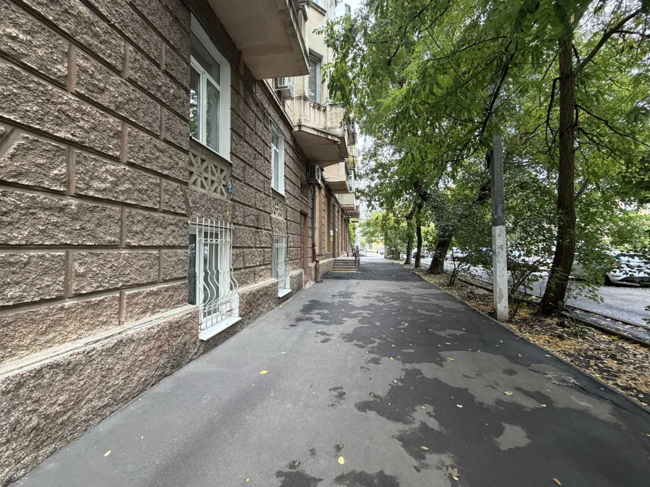 Apartment in a well-maintained, classic building. Utesova/Market Street.