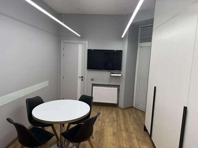 Продаж 3-кімнатна квартира - офіс 91 м² 2/3 вул. Івана Франка