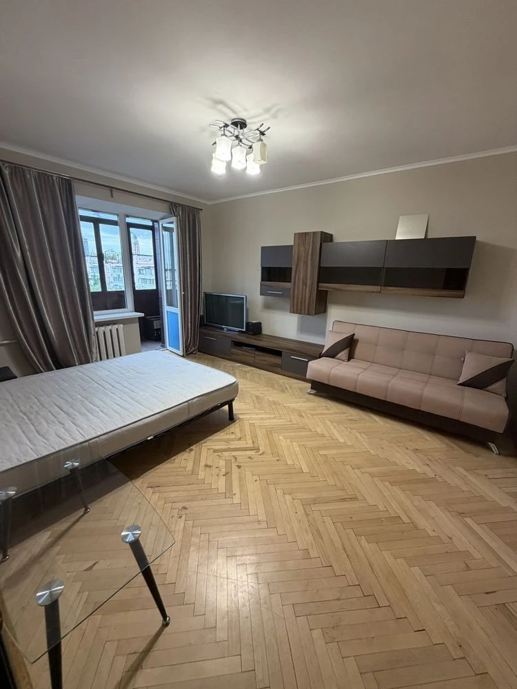 For sale, fully separate 3-room apartment, near the Pecherska metro station