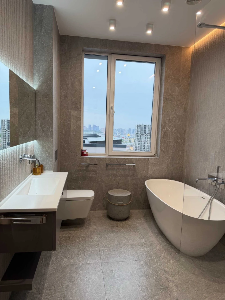 Продаж видової 4-кімнатної квартири 145 м² у ЖК «Ярославів Град»