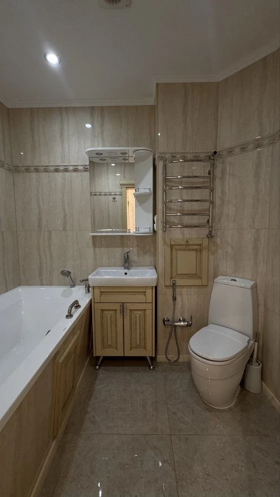 Продаж 2-кімнатної квартири з ремонтом, Чавдар 13! + комора!