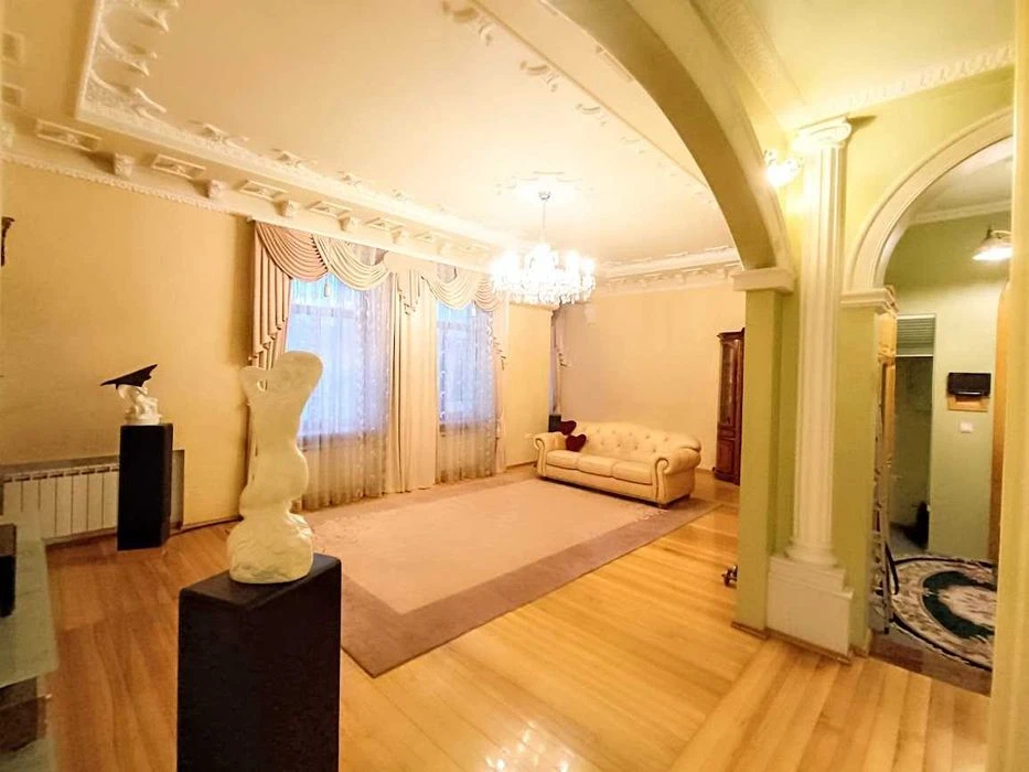 I will sell an elite apartment of 196 m² in the heart of Kharkiv | st.