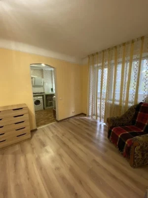 Bright and spacious! 3rd floor. Brick house. Selling 1 bedroom apartment.