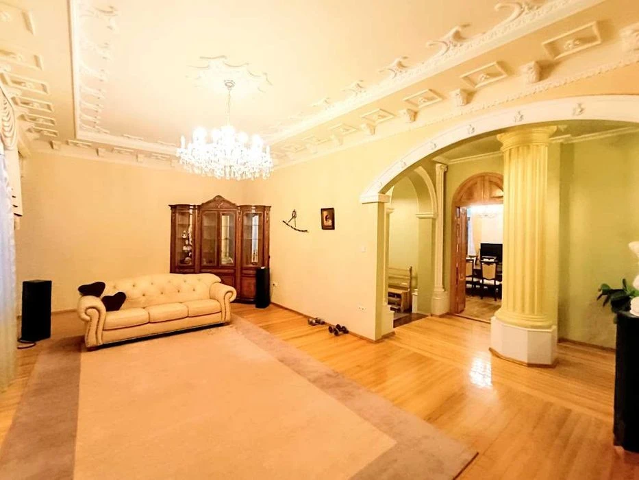 I will sell an elite apartment of 196 m² in the heart of Kharkiv | st.